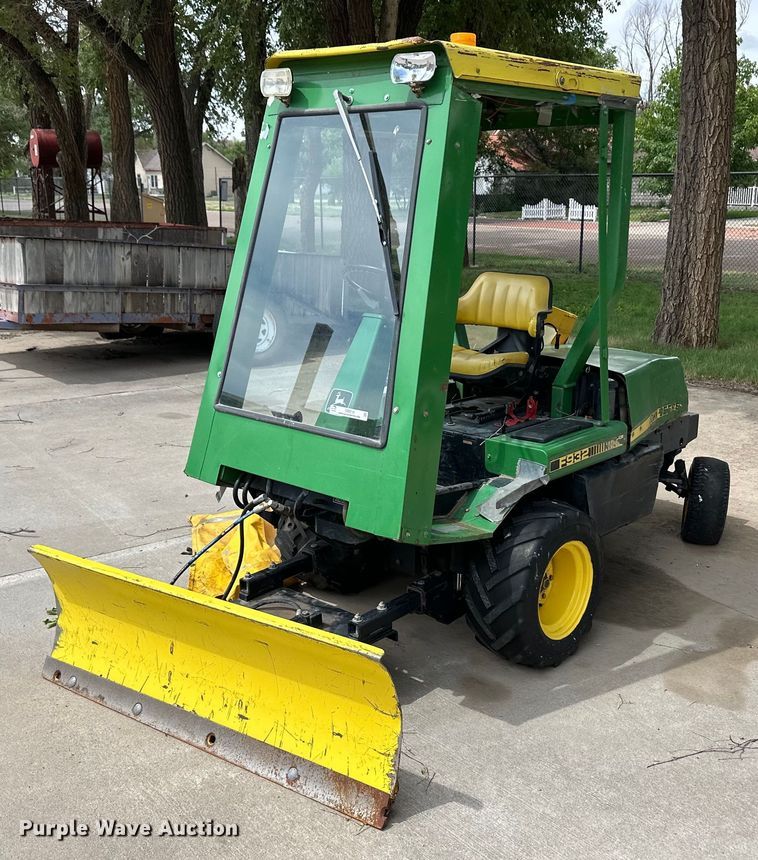 image for item OI9218 John Deere F932 lawn mower