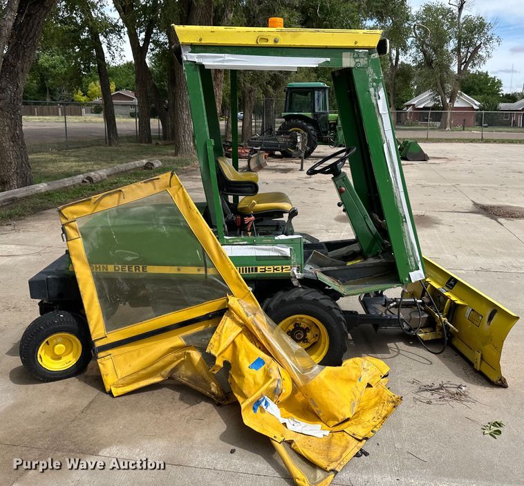 image for item OI9218 John Deere F932 lawn mower