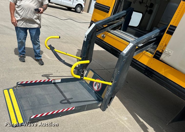 image for item OI9219 2005 Thomas Built FS65 school bus