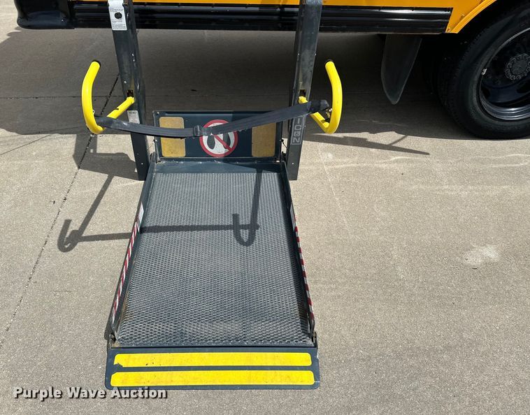 image for item OI9219 2005 Thomas Built FS65 school bus