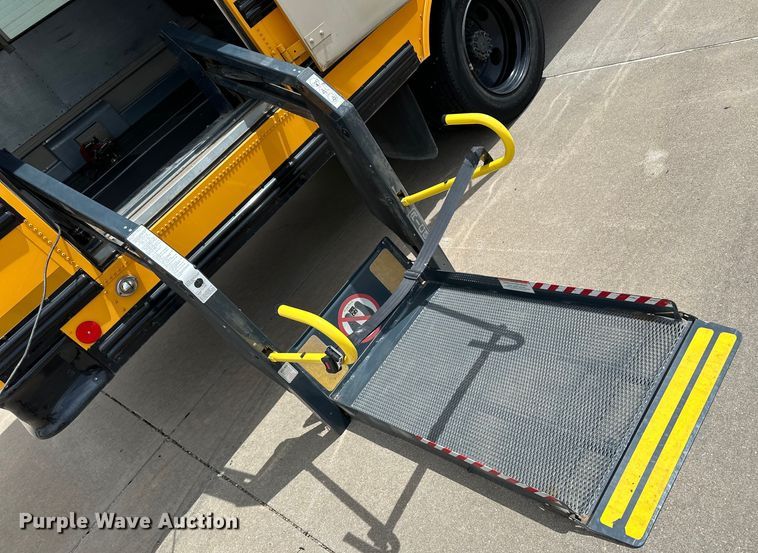 image for item OI9219 2005 Thomas Built FS65 school bus