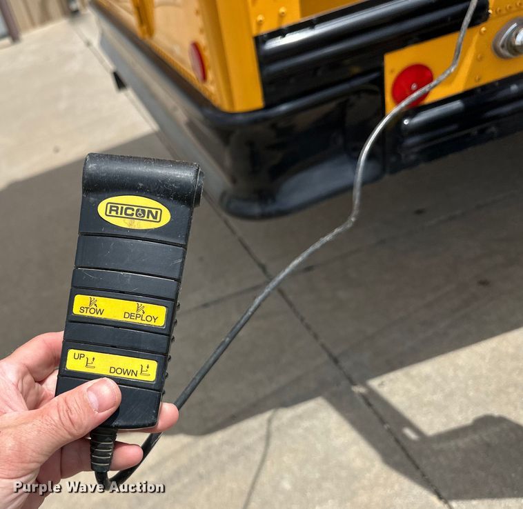 image for item OI9219 2005 Thomas Built FS65 school bus