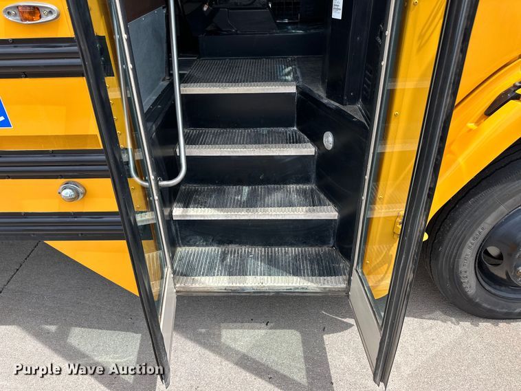 image for item OI9219 2005 Thomas Built FS65 school bus