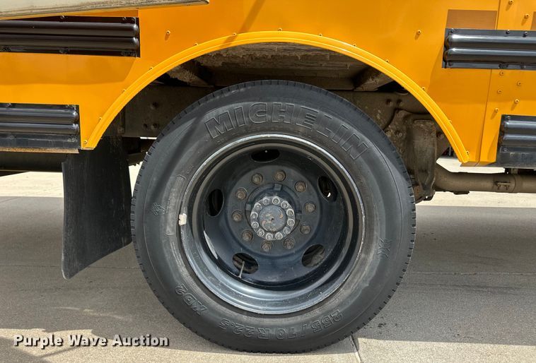 image for item OI9219 2005 Thomas Built FS65 school bus