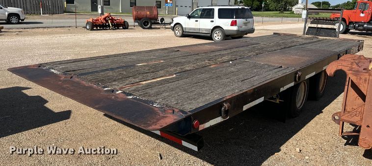 image for item OI9221 2003 Etnyre tilt deck equipment trailer