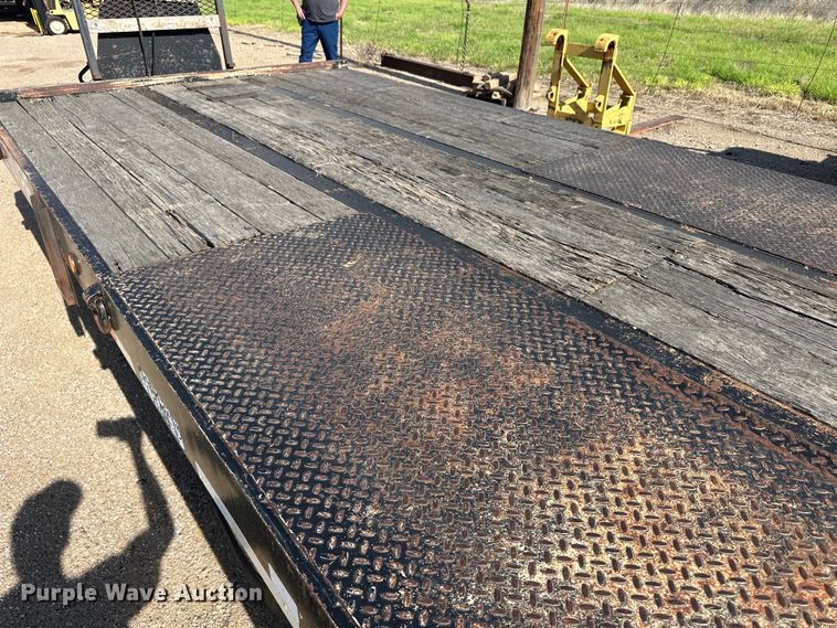 image for item OI9221 2003 Etnyre tilt deck equipment trailer