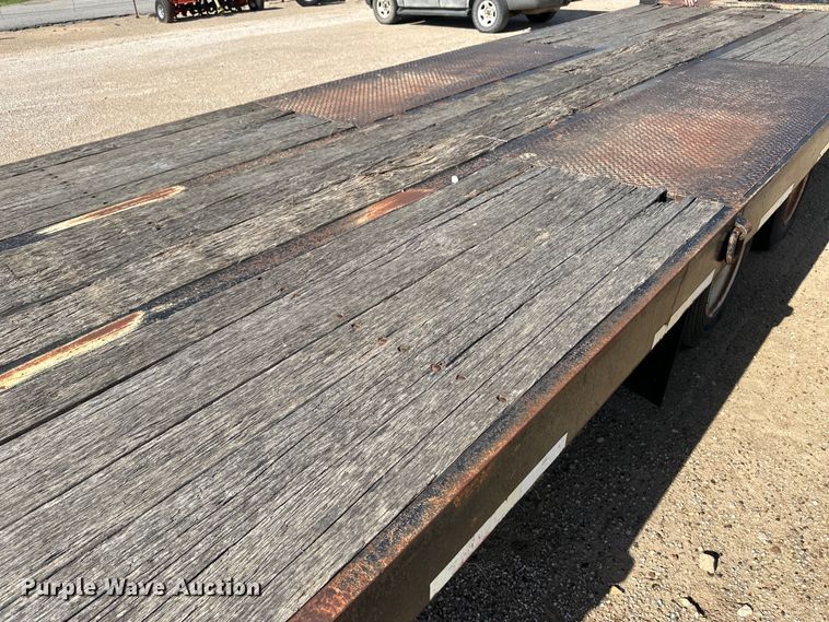 image for item OI9221 2003 Etnyre tilt deck equipment trailer