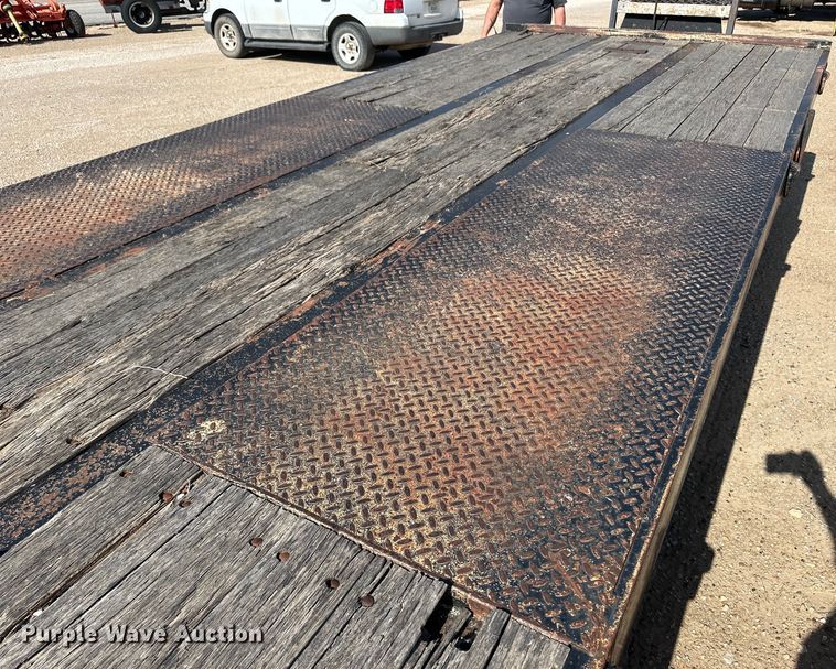 image for item OI9221 2003 Etnyre tilt deck equipment trailer