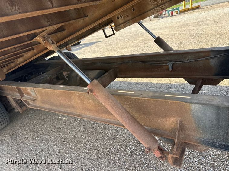 image for item OI9221 2003 Etnyre tilt deck equipment trailer