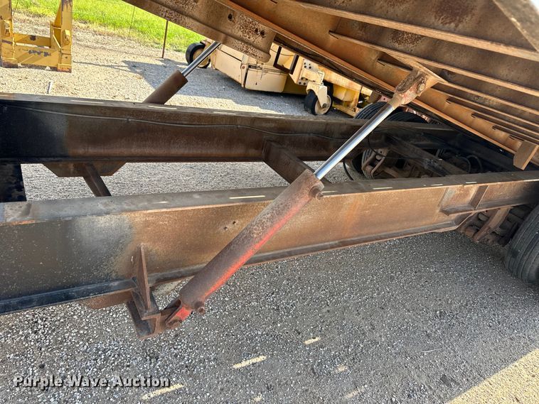 image for item OI9221 2003 Etnyre tilt deck equipment trailer