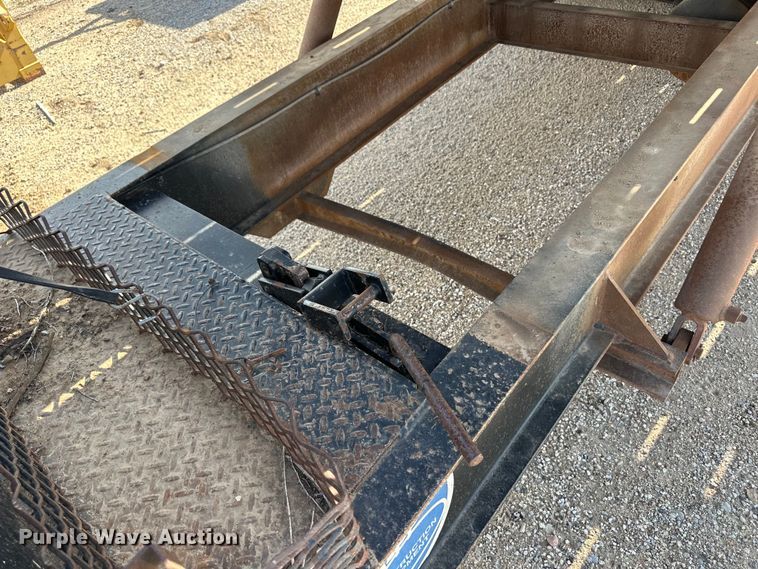 image for item OI9221 2003 Etnyre tilt deck equipment trailer