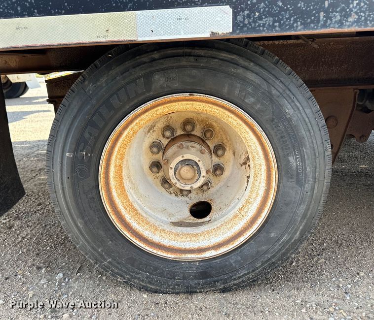 image for item OI9221 2003 Etnyre tilt deck equipment trailer