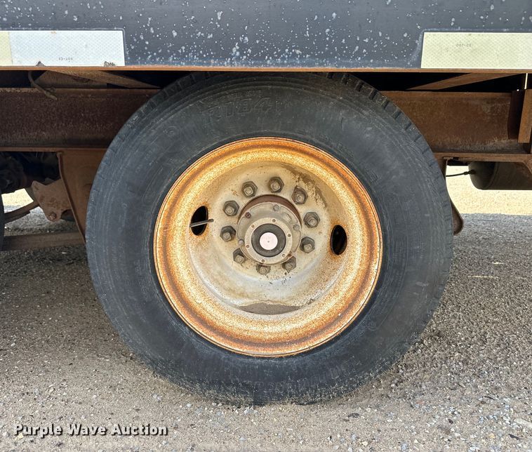 image for item OI9221 2003 Etnyre tilt deck equipment trailer