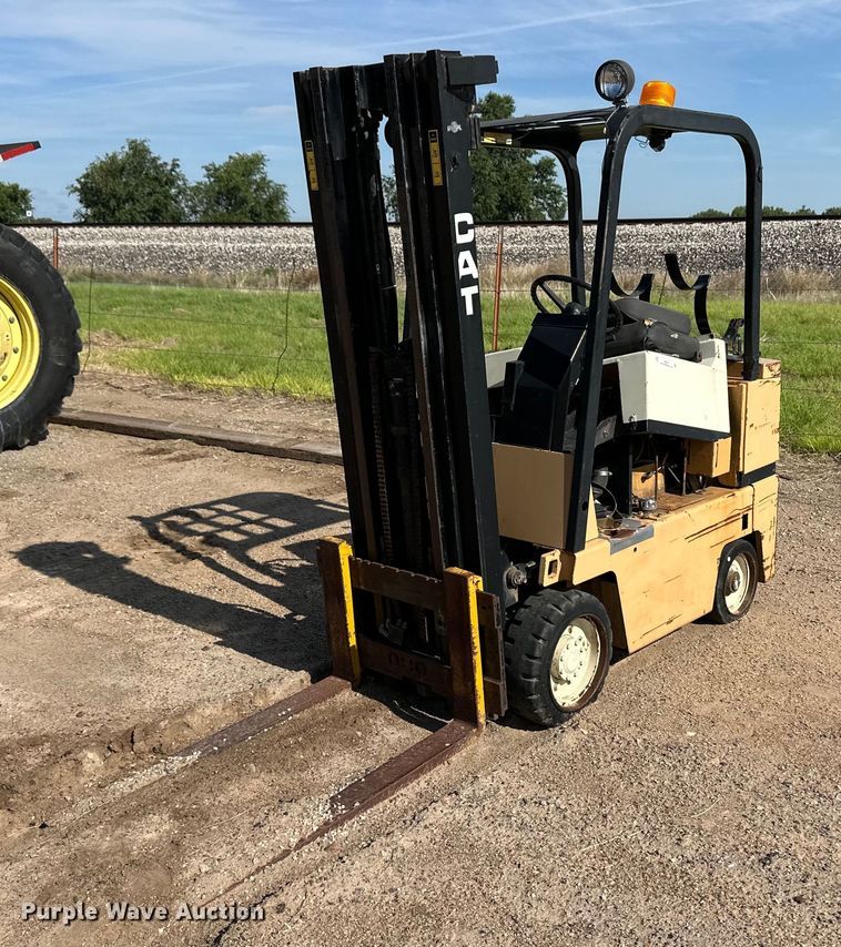 image for item OI9223 Caterpillar TC40D forklift