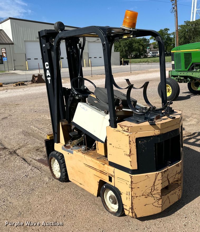 image for item OI9223 Caterpillar TC40D forklift