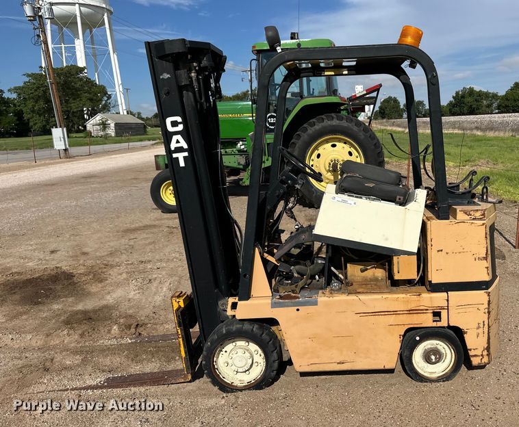 image for item OI9223 Caterpillar TC40D forklift
