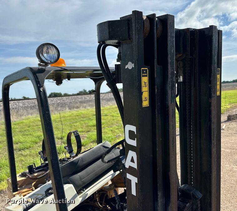 image for item OI9223 Caterpillar TC40D forklift