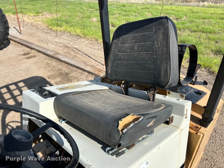 image for item OI9223 Caterpillar TC40D forklift