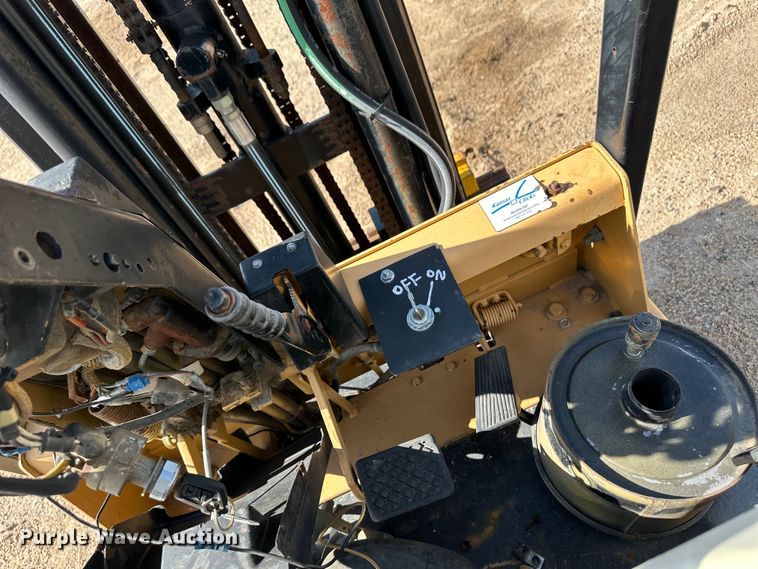 image for item OI9223 Caterpillar TC40D forklift