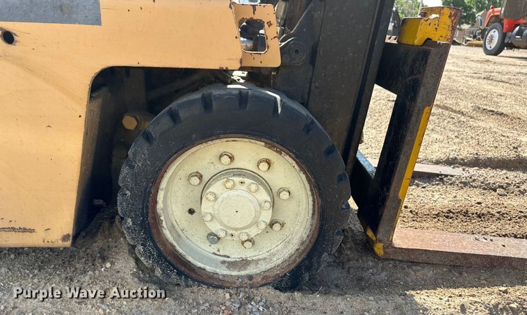 image for item OI9223 Caterpillar TC40D forklift