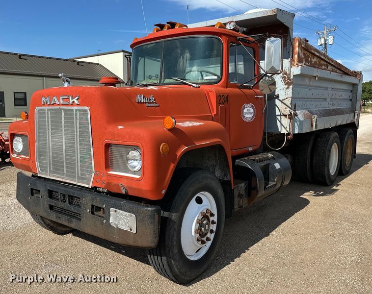 image for item OI9224 1985 Mack R686ST dump truck
