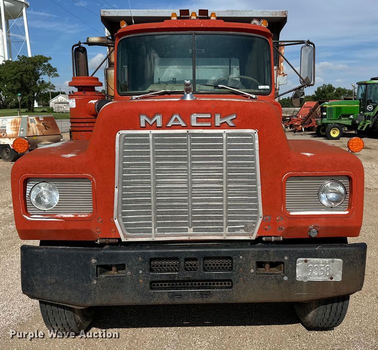 image for item OI9224 1985 Mack R686ST dump truck