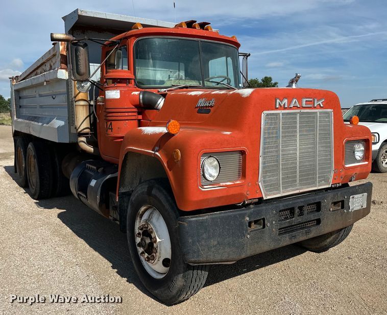 image for item OI9224 1985 Mack R686ST dump truck