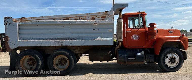 image for item OI9224 1985 Mack R686ST dump truck