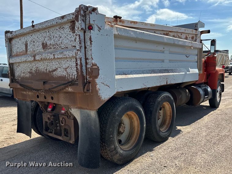 image for item OI9224 1985 Mack R686ST dump truck