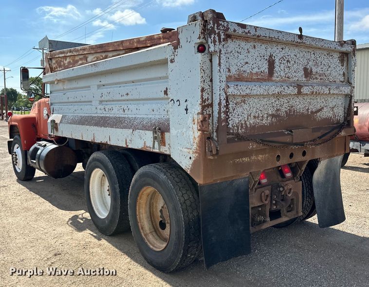 image for item OI9224 1985 Mack R686ST dump truck