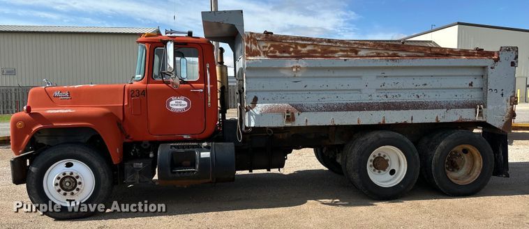 image for item OI9224 1985 Mack R686ST dump truck