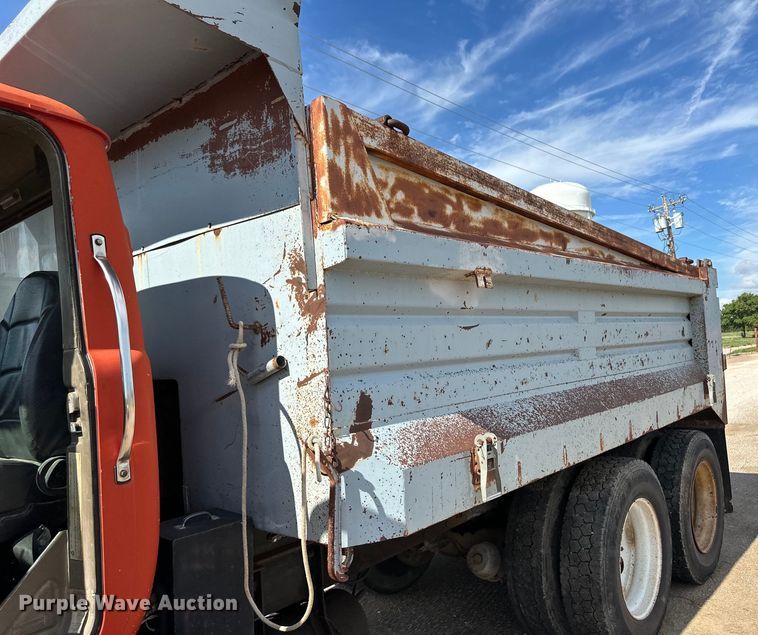 image for item OI9224 1985 Mack R686ST dump truck