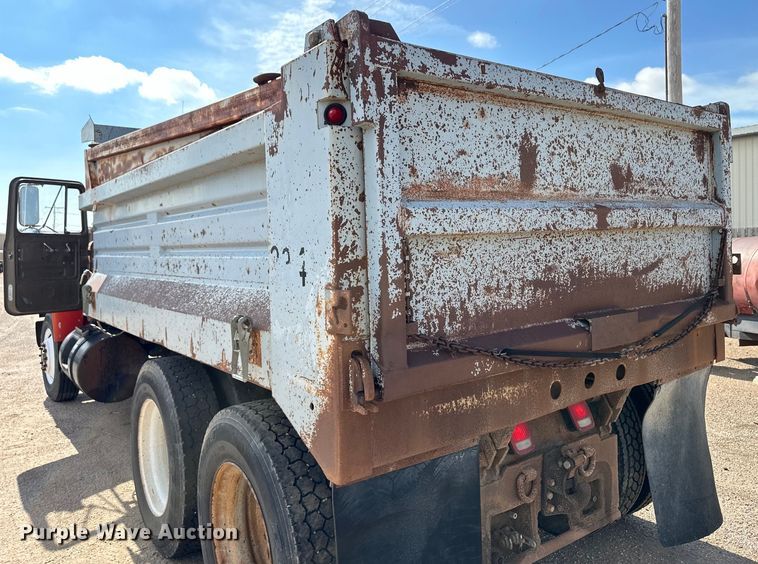 image for item OI9224 1985 Mack R686ST dump truck