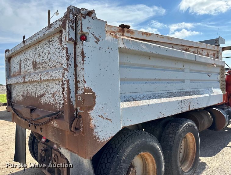 image for item OI9224 1985 Mack R686ST dump truck