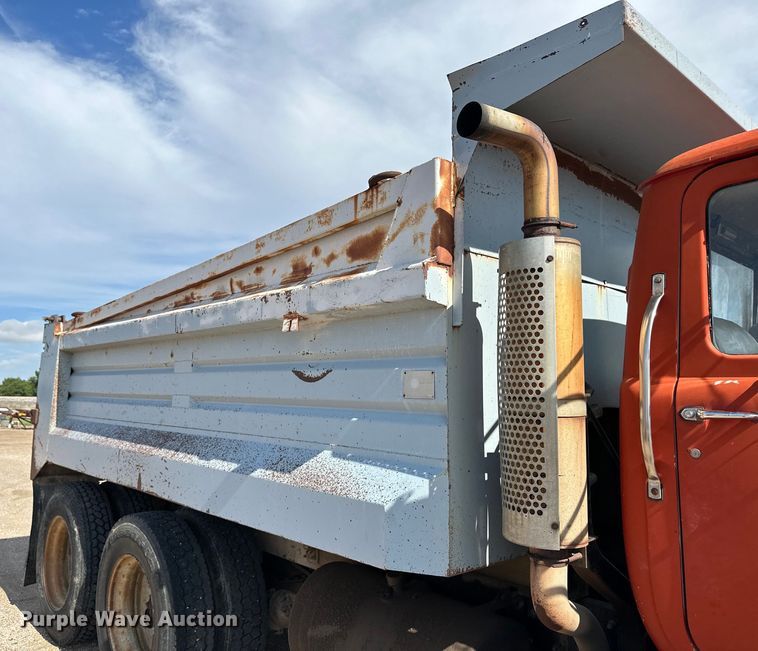 image for item OI9224 1985 Mack R686ST dump truck