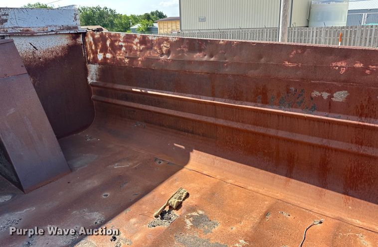 image for item OI9224 1985 Mack R686ST dump truck