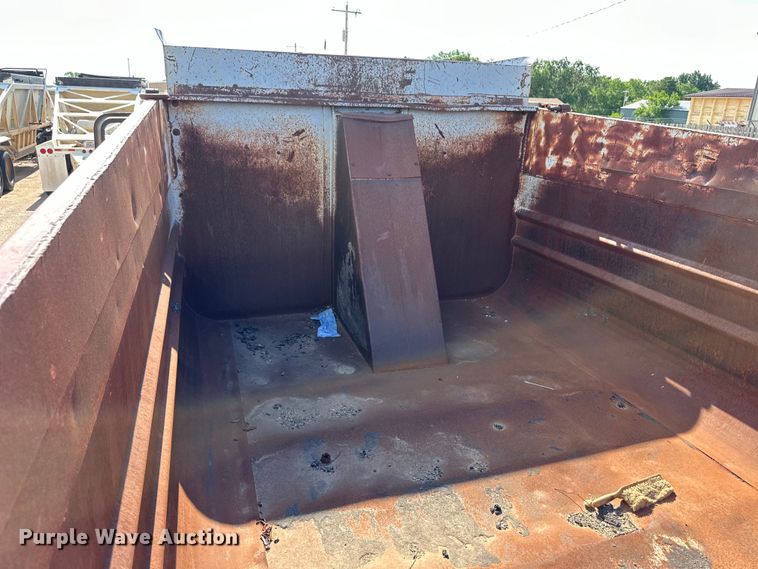 image for item OI9224 1985 Mack R686ST dump truck