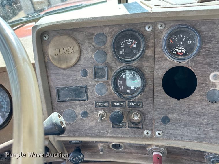 image for item OI9224 1985 Mack R686ST dump truck