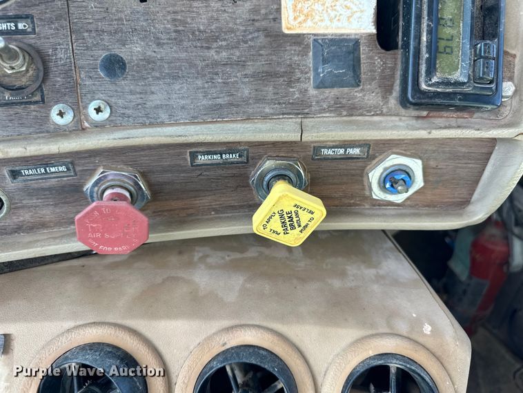 image for item OI9224 1985 Mack R686ST dump truck