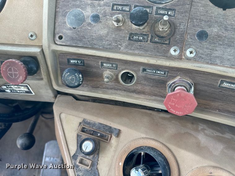 image for item OI9224 1985 Mack R686ST dump truck