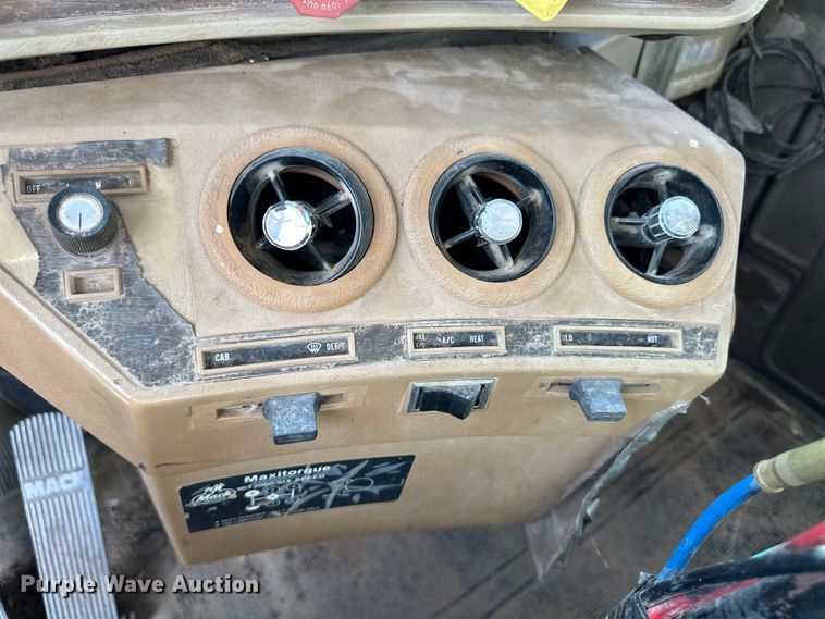 image for item OI9224 1985 Mack R686ST dump truck