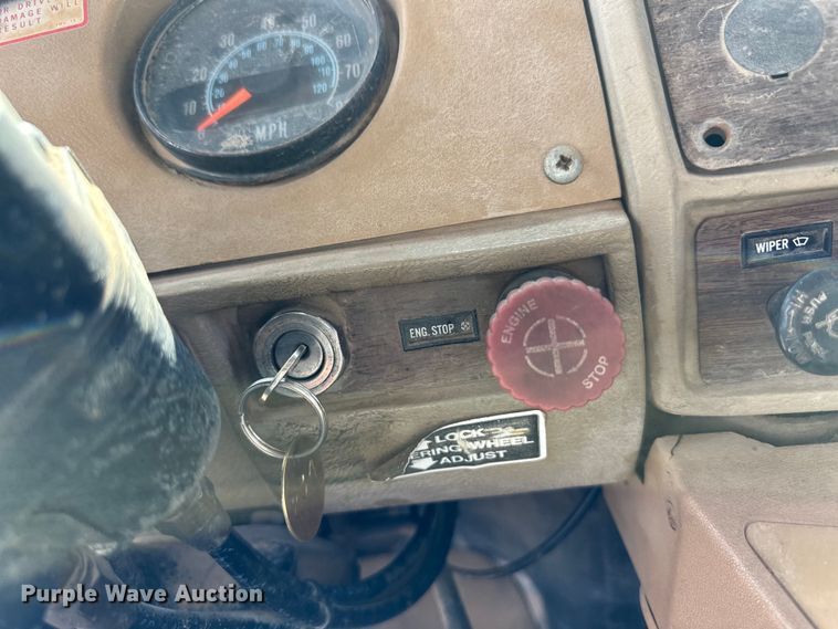 image for item OI9224 1985 Mack R686ST dump truck