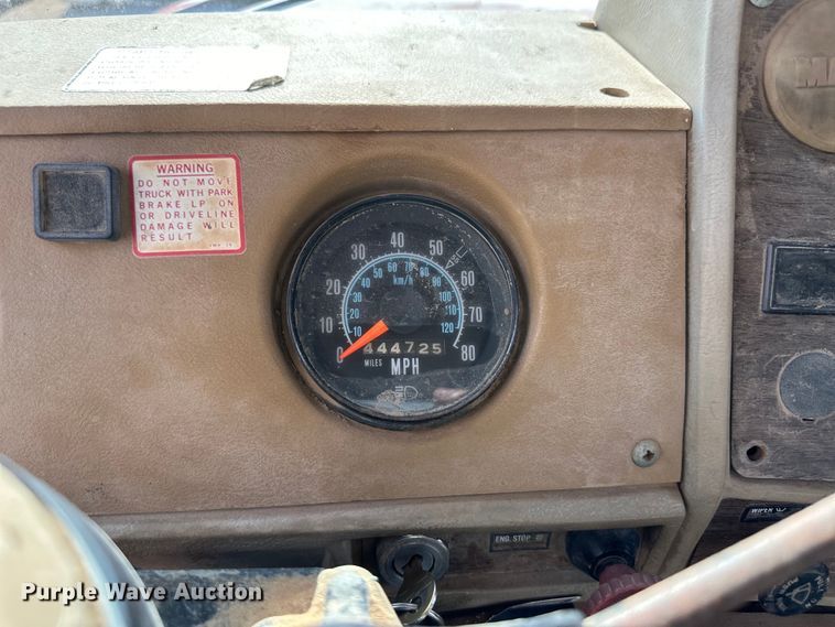 image for item OI9224 1985 Mack R686ST dump truck