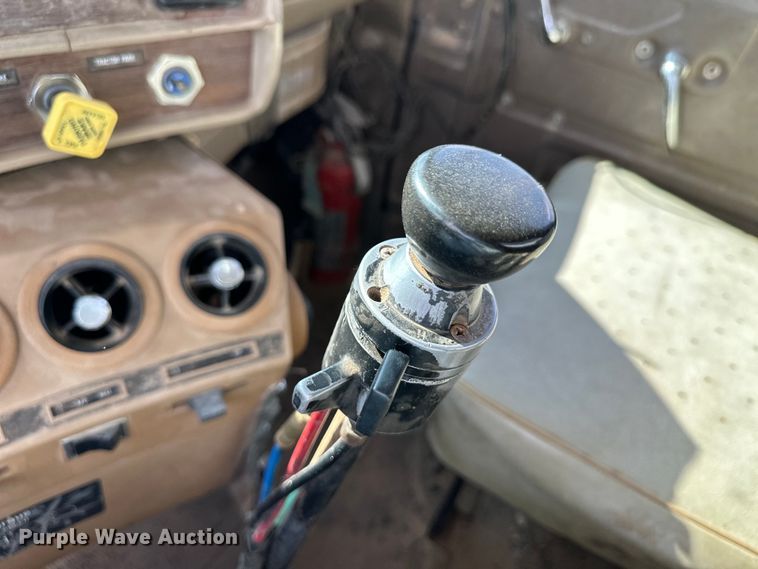 image for item OI9224 1985 Mack R686ST dump truck