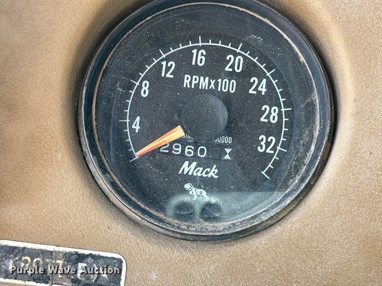 image for item OI9224 1985 Mack R686ST dump truck