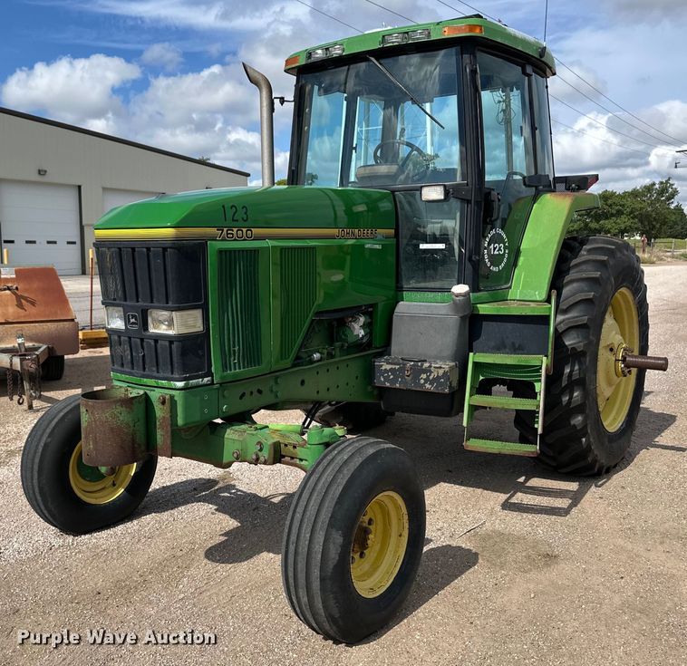 image for item OI9225 1993 John Deere 7600 tractor