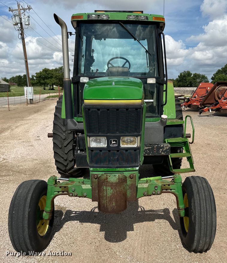 image for item OI9225 1993 John Deere 7600 tractor