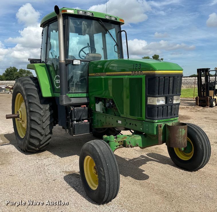 image for item OI9225 1993 John Deere 7600 tractor