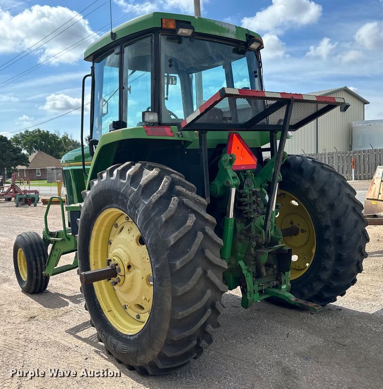 image for item OI9225 1993 John Deere 7600 tractor