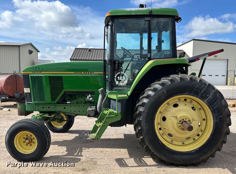 image for item OI9225 1993 John Deere 7600 tractor